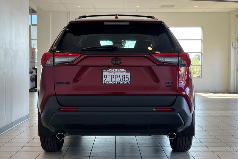 Toyota RAV4 Vehicle Full-screen Gallery Image 05