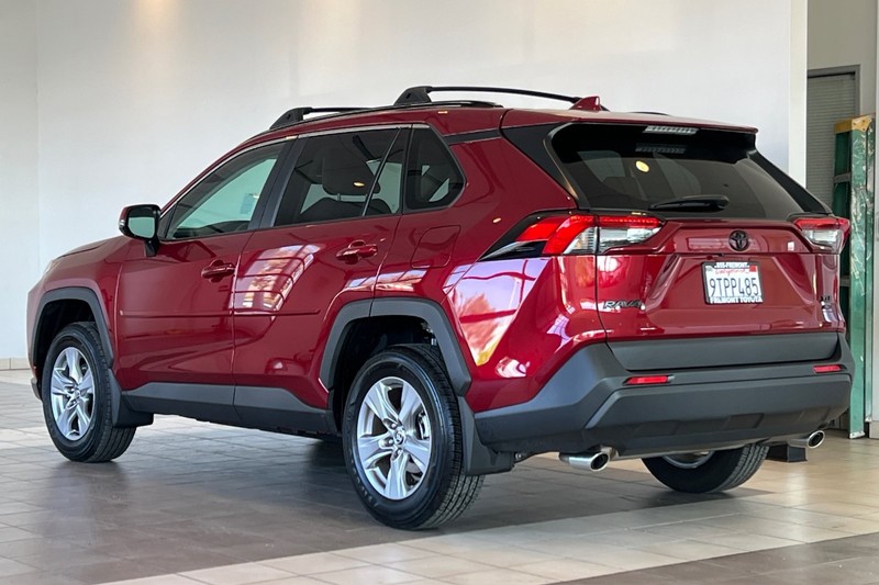 Toyota RAV4 Vehicle Full-screen Gallery Image 06