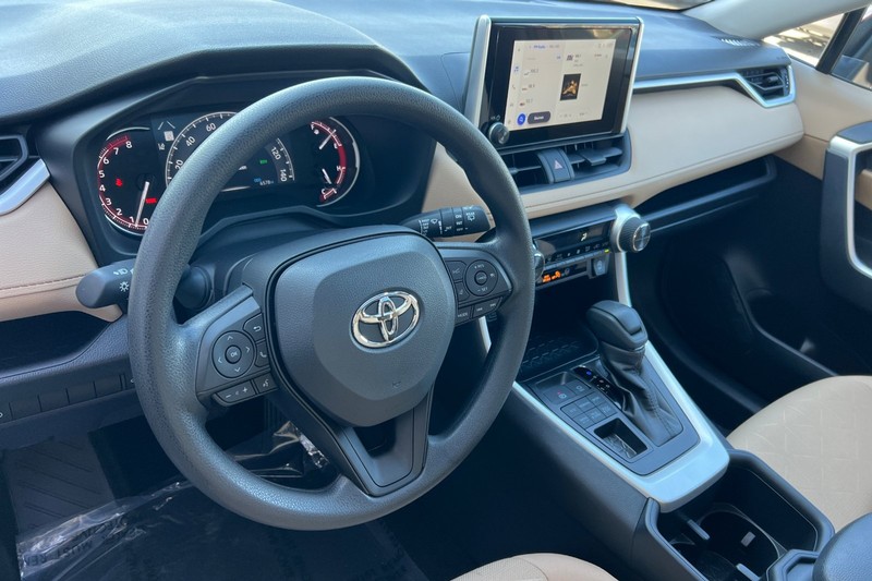 Toyota RAV4 Vehicle Full-screen Gallery Image 10