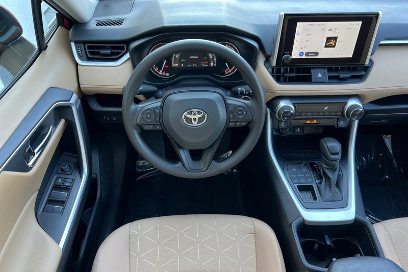 Toyota RAV4 Vehicle Full-screen Gallery Image 14