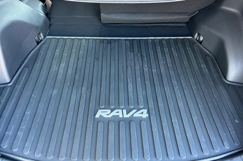 Toyota RAV4 Vehicle Full-screen Gallery Image 15