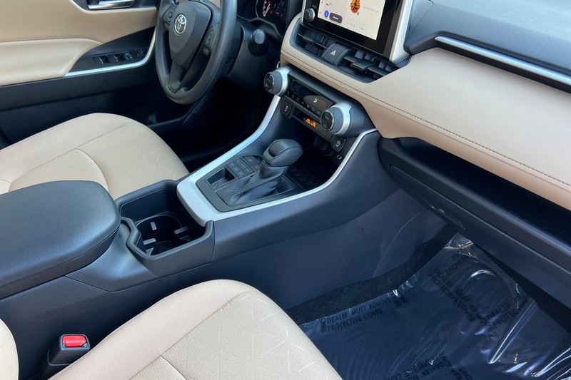 Toyota RAV4 Vehicle Full-screen Gallery Image 16