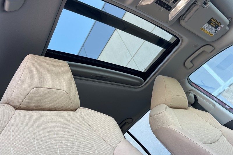 Toyota RAV4 Vehicle Full-screen Gallery Image 17