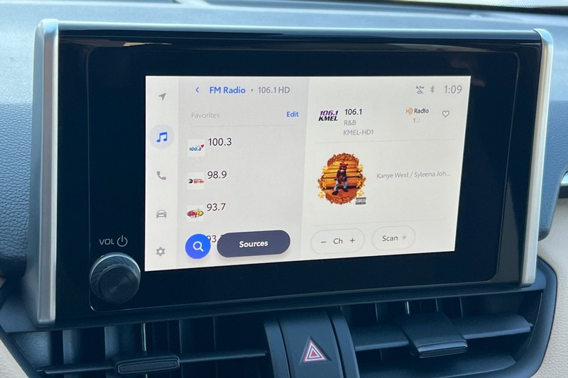 Toyota RAV4 Vehicle Full-screen Gallery Image 18