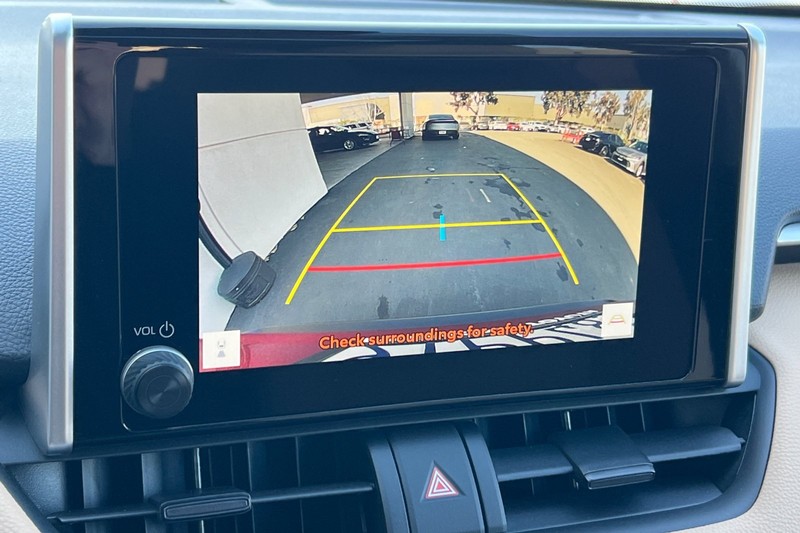 Toyota RAV4 Vehicle Full-screen Gallery Image 19