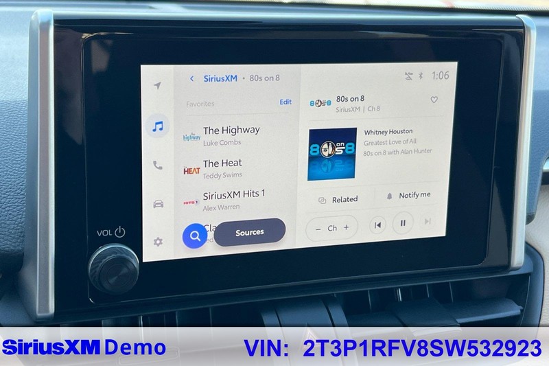 Toyota RAV4 Vehicle Full-screen Gallery Image 28