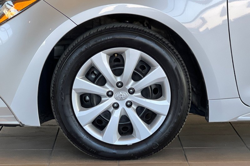 Toyota Corolla Vehicle Full-screen Gallery Image 24