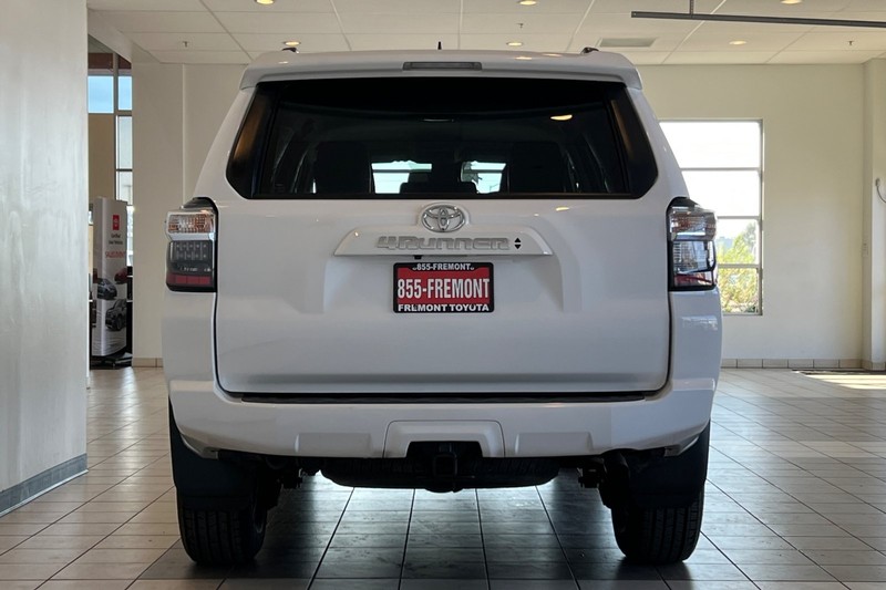 Toyota 4Runner Vehicle Full-screen Gallery Image 05