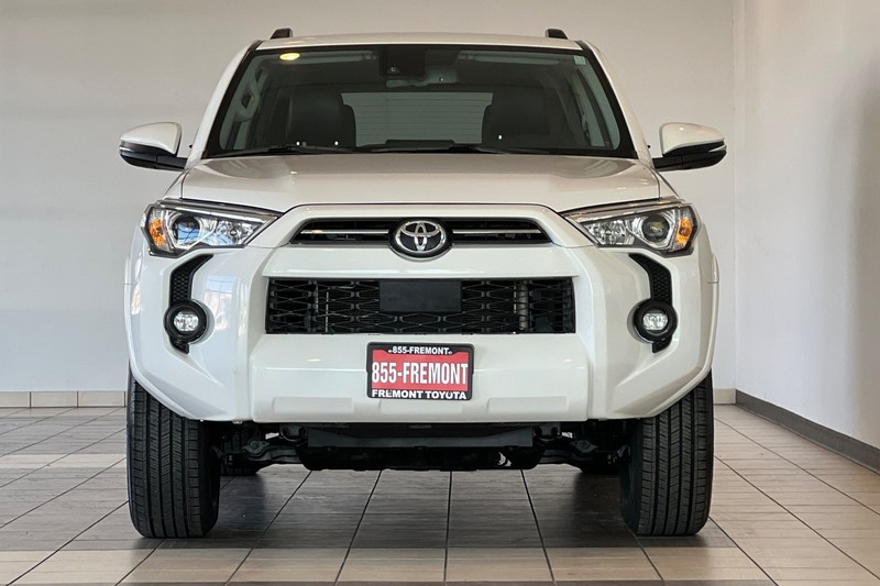 Toyota 4Runner Vehicle Full-screen Gallery Image 09