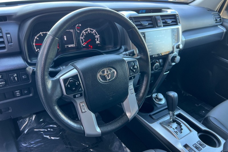 Toyota 4Runner Vehicle Full-screen Gallery Image 10