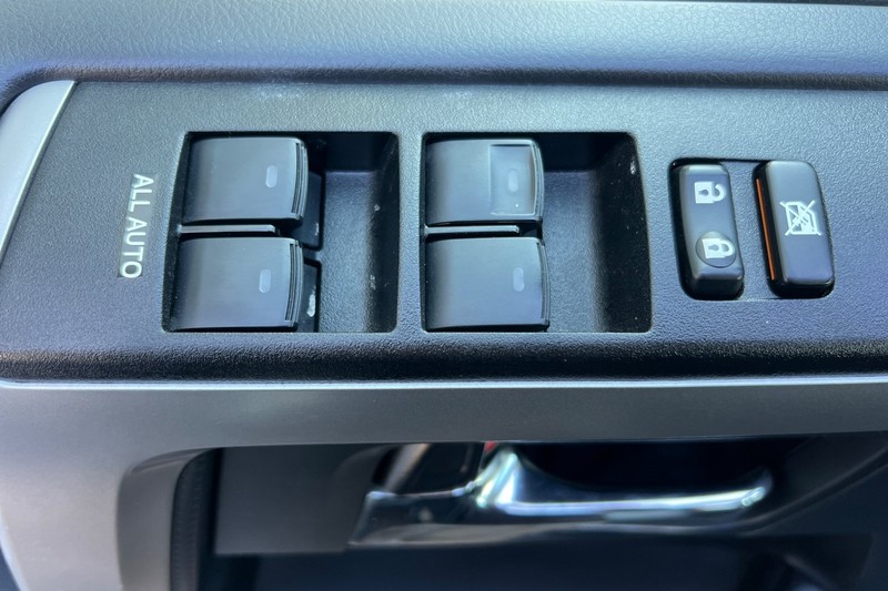 Toyota 4Runner Vehicle Full-screen Gallery Image 11