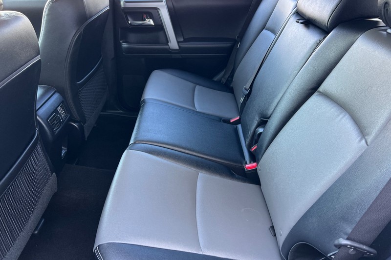 Toyota 4Runner Vehicle Full-screen Gallery Image 12