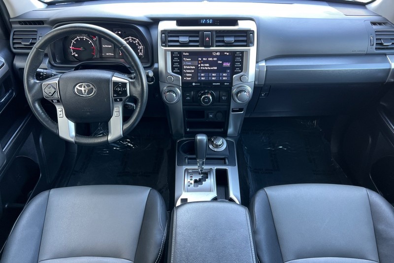 Toyota 4Runner Vehicle Full-screen Gallery Image 13