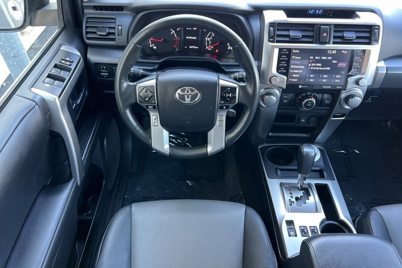 Toyota 4Runner Vehicle Full-screen Gallery Image 14