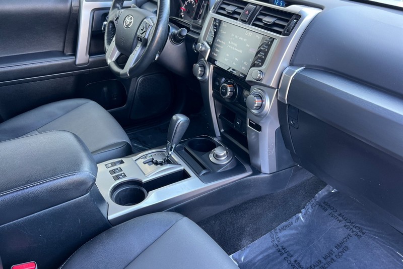 Toyota 4Runner Vehicle Full-screen Gallery Image 16