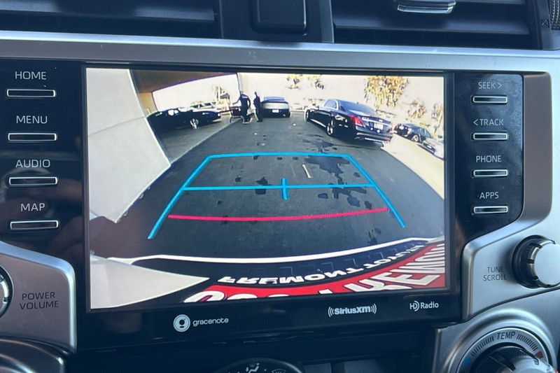 Toyota 4Runner Vehicle Full-screen Gallery Image 20