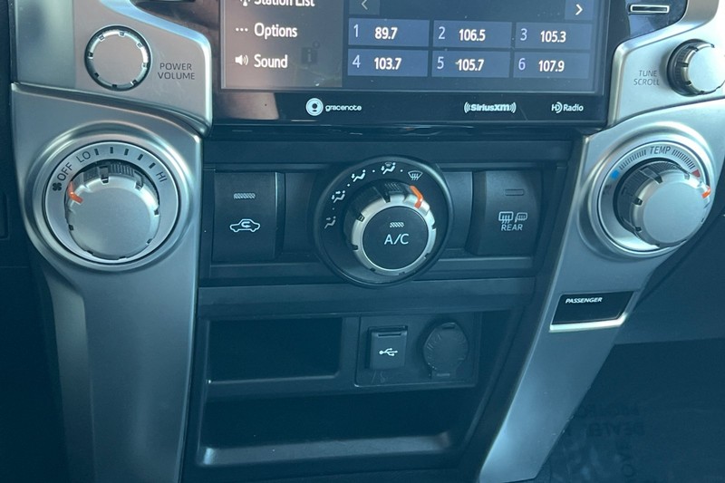 Toyota 4Runner Vehicle Full-screen Gallery Image 21