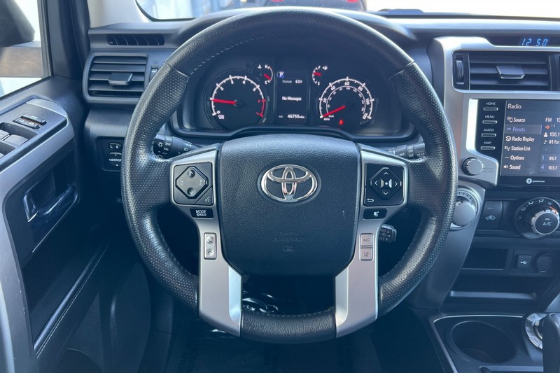 Toyota 4Runner Vehicle Full-screen Gallery Image 24