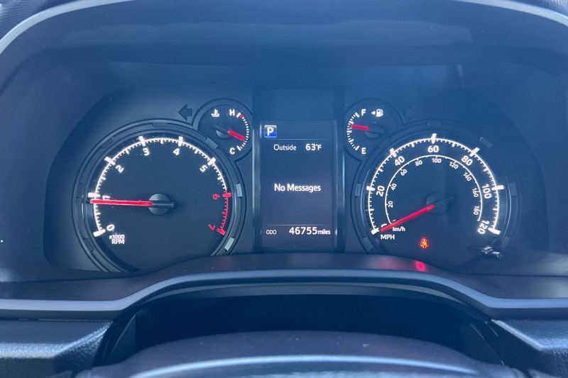 Toyota 4Runner Vehicle Full-screen Gallery Image 25