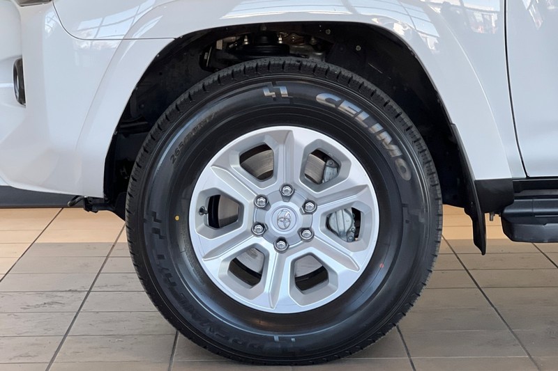 Toyota 4Runner Vehicle Full-screen Gallery Image 27