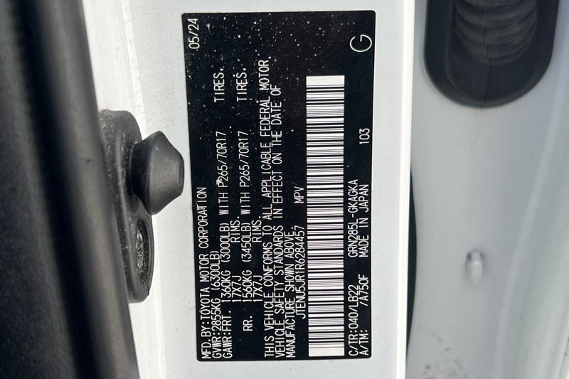 Toyota 4Runner Vehicle Full-screen Gallery Image 30