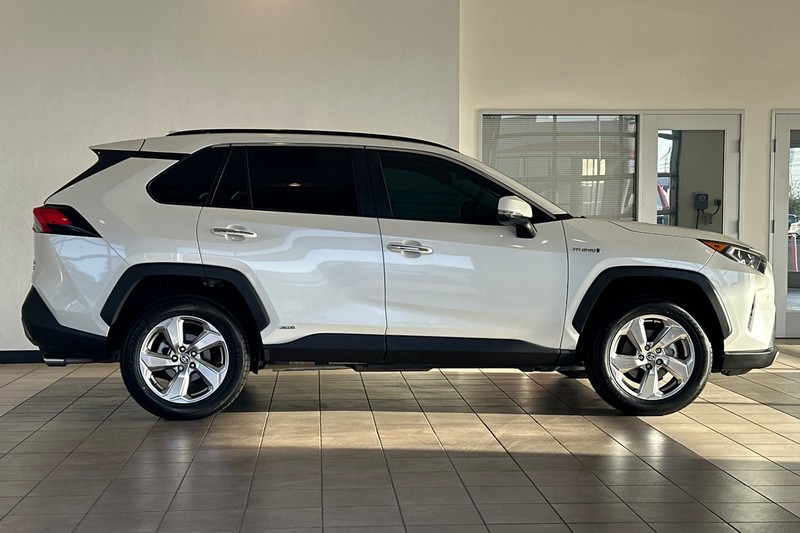 Toyota RAV4 Hybrid Vehicle Full-screen Gallery Image 03