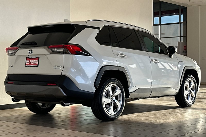 Toyota RAV4 Hybrid Vehicle Full-screen Gallery Image 04