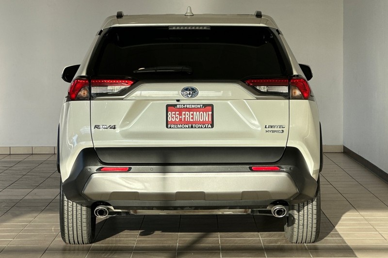 Toyota RAV4 Hybrid Vehicle Full-screen Gallery Image 05