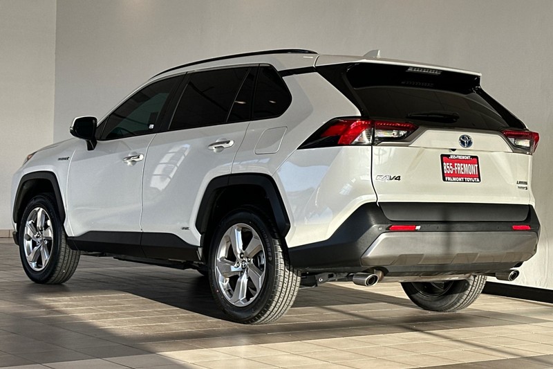 Toyota RAV4 Hybrid Vehicle Full-screen Gallery Image 06