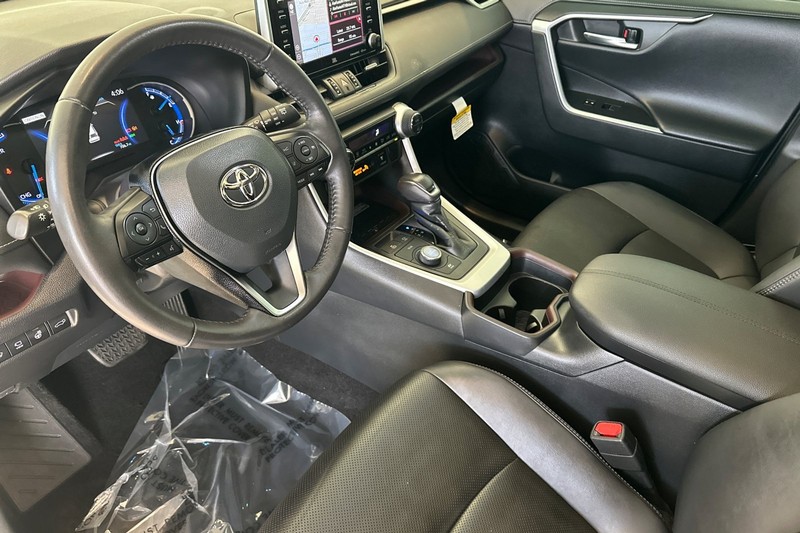 Toyota RAV4 Hybrid Vehicle Full-screen Gallery Image 10