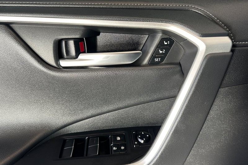 Toyota RAV4 Hybrid Vehicle Full-screen Gallery Image 11