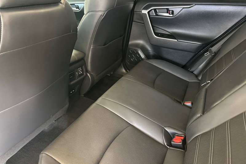 Toyota RAV4 Hybrid Vehicle Full-screen Gallery Image 12