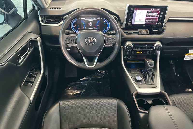 Toyota RAV4 Hybrid Vehicle Full-screen Gallery Image 14
