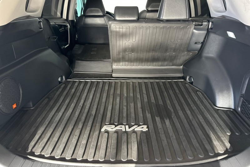 Toyota RAV4 Hybrid Vehicle Full-screen Gallery Image 15