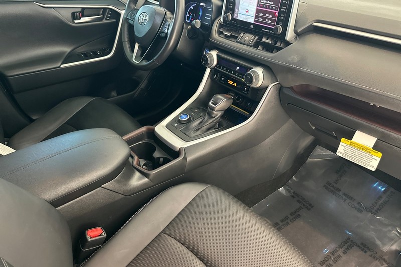 Toyota RAV4 Hybrid Vehicle Full-screen Gallery Image 16
