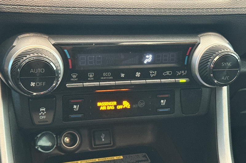 Toyota RAV4 Hybrid Vehicle Full-screen Gallery Image 21