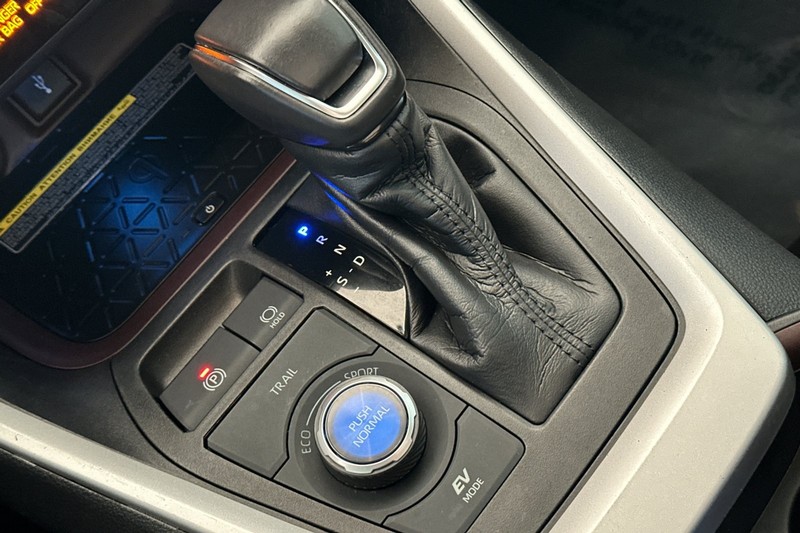 Toyota RAV4 Hybrid Vehicle Full-screen Gallery Image 22