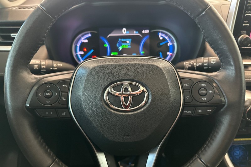 Toyota RAV4 Hybrid Vehicle Full-screen Gallery Image 24