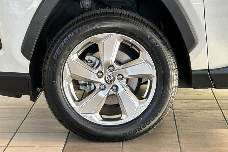 Toyota RAV4 Hybrid Vehicle Full-screen Gallery Image 26