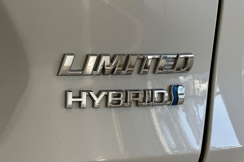 Toyota RAV4 Hybrid Vehicle Full-screen Gallery Image 27