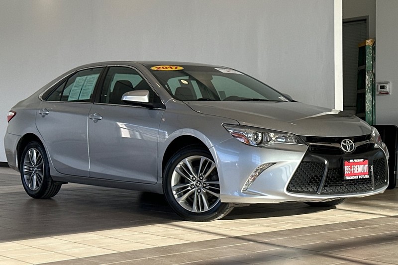 Toyota Camry Vehicle Full-screen Gallery Image 02