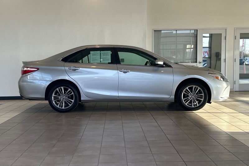 Toyota Camry Vehicle Full-screen Gallery Image 03