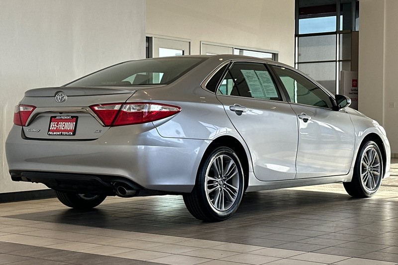 Toyota Camry Vehicle Full-screen Gallery Image 04