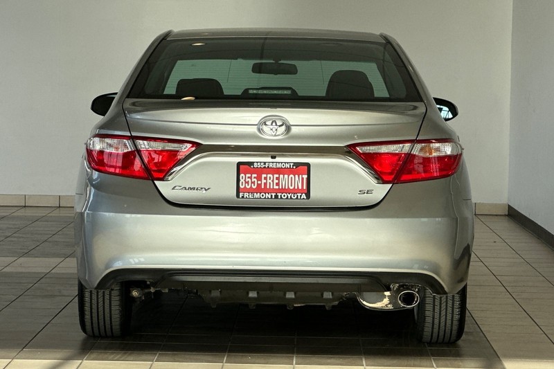 Toyota Camry Vehicle Full-screen Gallery Image 05