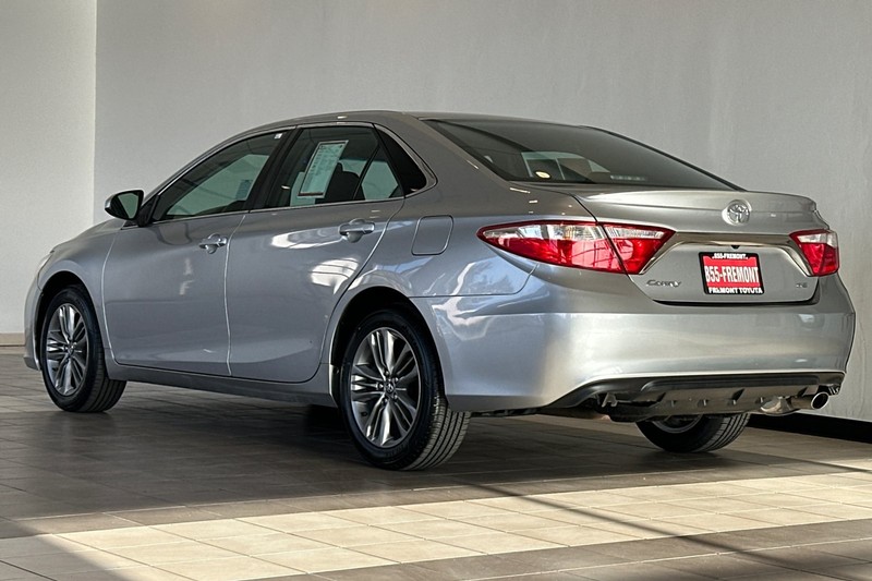 Toyota Camry Vehicle Full-screen Gallery Image 06