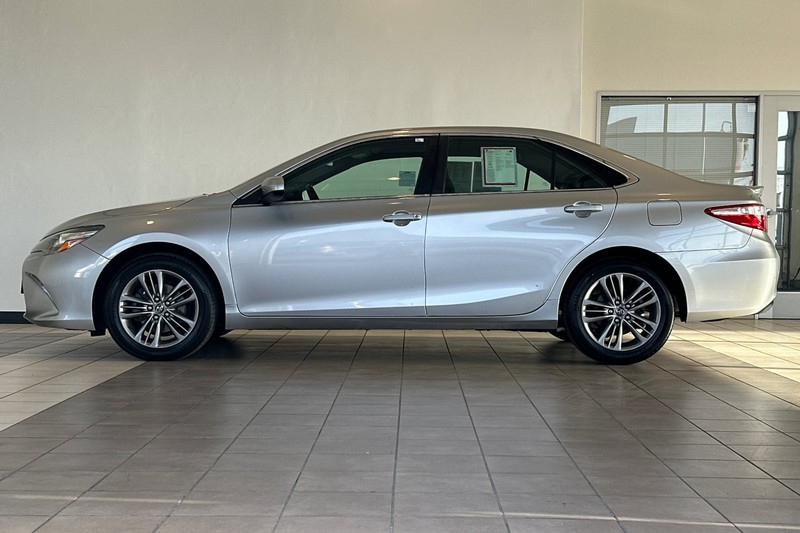 Toyota Camry Vehicle Full-screen Gallery Image 07