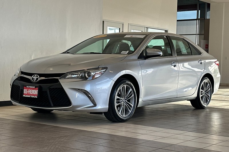 Toyota Camry Vehicle Full-screen Gallery Image 08