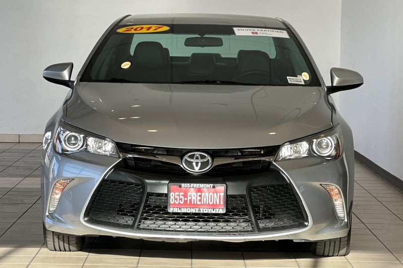 Toyota Camry Vehicle Full-screen Gallery Image 09