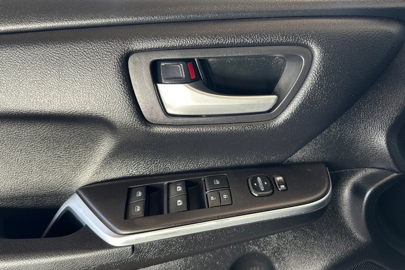 Toyota Camry Vehicle Full-screen Gallery Image 11