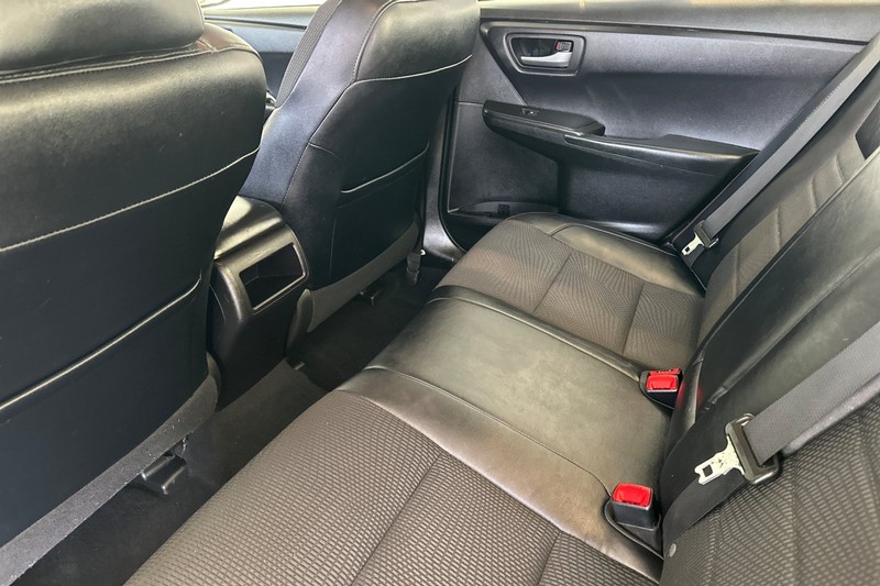 Toyota Camry Vehicle Full-screen Gallery Image 12